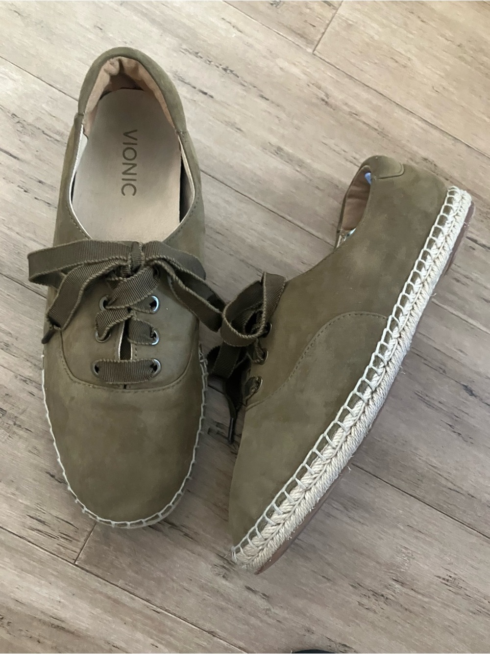 Vionic olive ribbon laced women’s espadrilles. Size 8.5